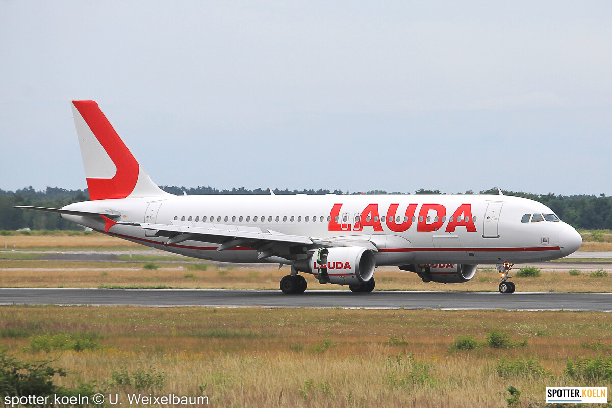 Lauda Air 9H-LOO Airbus A320-214 