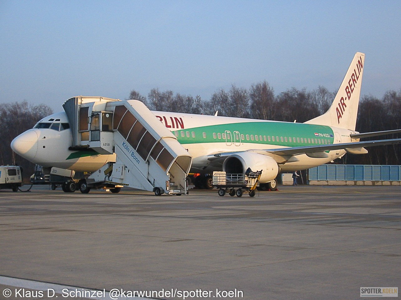 PH-HZG_Air_Berlin_737-800