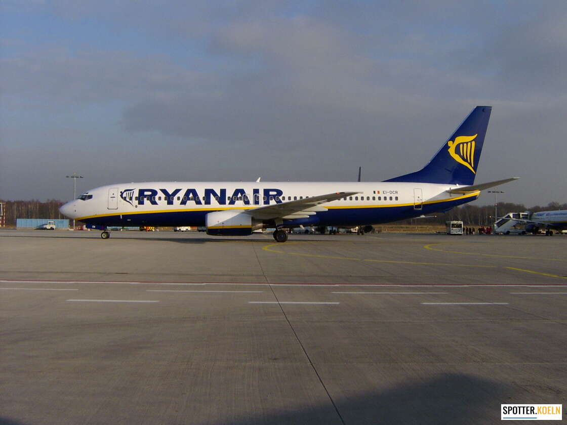 Ryanair B737-800 EI-DCR