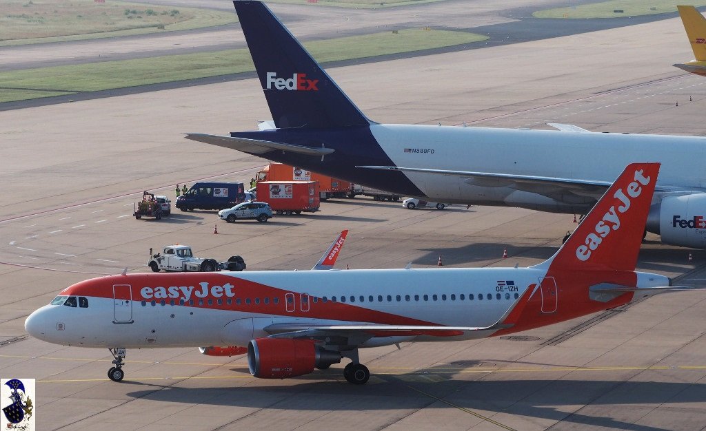 Easyjet Europe OE-IZH Airbus A320-200