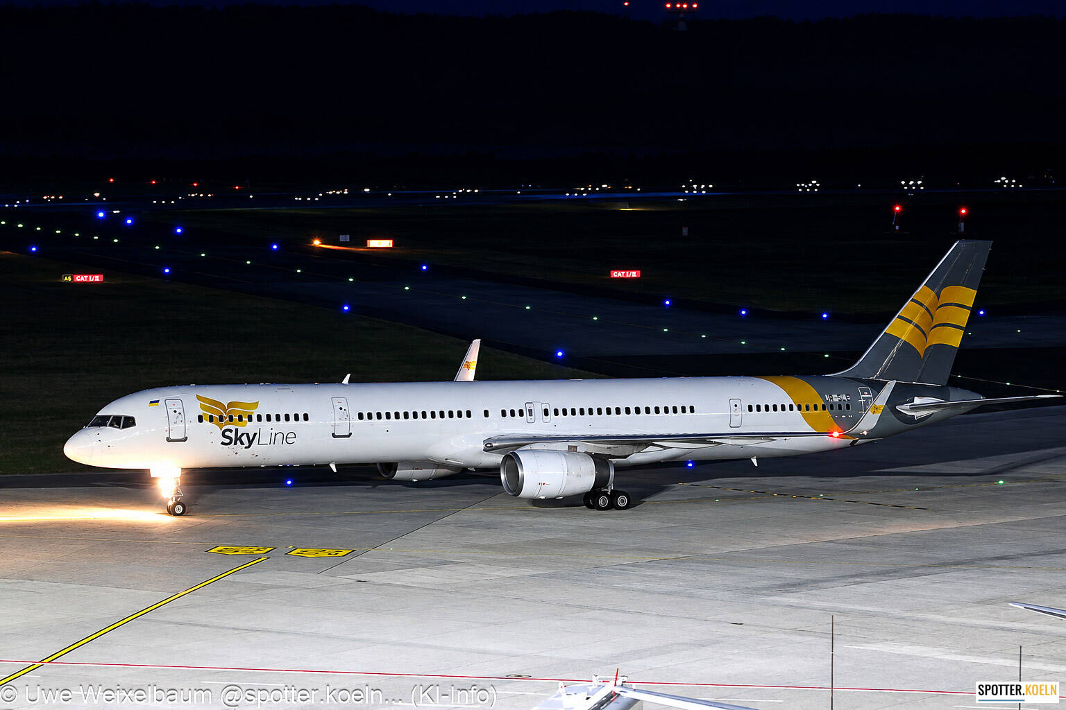 SkyLine UR-SLE B757-330 
