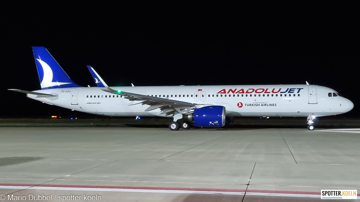 Anadolu Jet TC-LUJ Airbus A321-200